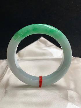 612980，55.2圈口，细糯飘绿正圈平安镯，白底飘绿，窄条秀气条形