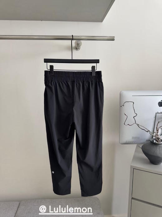 原单正品𝐋𝐮𝐥𝐮𝐥𝐞𝐦𝐨𝐧露露FW22 Swift™面料 Pull-On 纯色束腰中23"针织运动裤女款

黑色，尺码4 6 8 10 商品图2