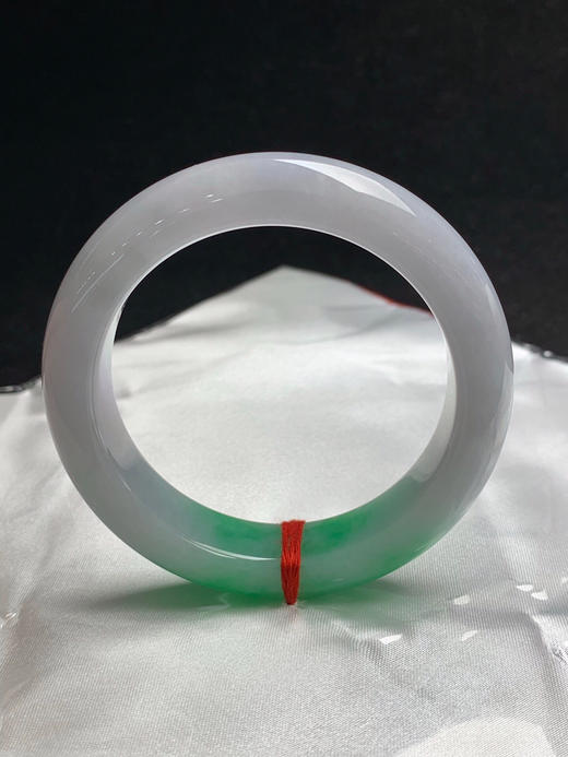 612979，55圈口，细糯飘绿正圈平安镯，白底飘一截阳绿，条形厚装，底子细腻 商品图3