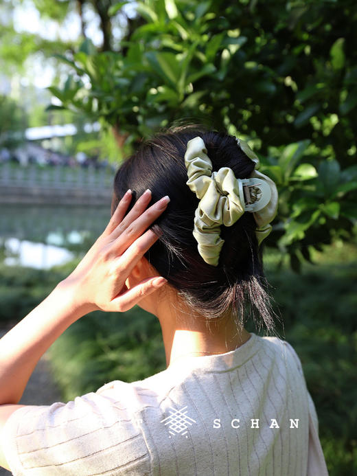 999积分兑换 PETIT SCHAN小闪 只此青绿 真丝缎面法式复古云朵抓夹 商品图1