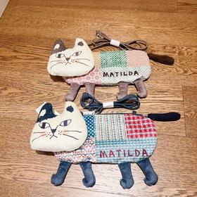 Kusuguru刺绣爬猫斜挎包