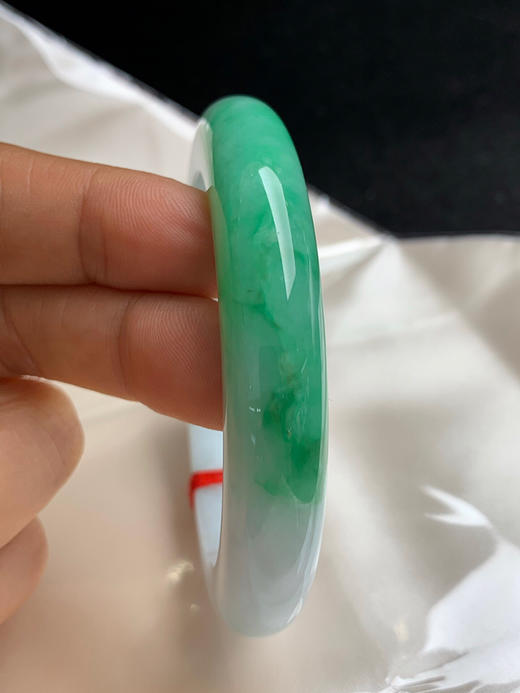 612980，55.2圈口，细糯飘绿正圈平安镯，白底飘绿，窄条秀气条形 商品图4