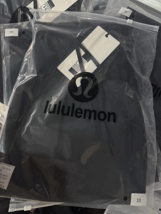 原单正品𝐋𝐮𝐥𝐮𝐥𝐞𝐦𝐨𝐧露露FW22 Swift™面料 Pull-On 纯色束腰中23"针织运动裤女款

黑色，尺码4 6 8 10 商品图13