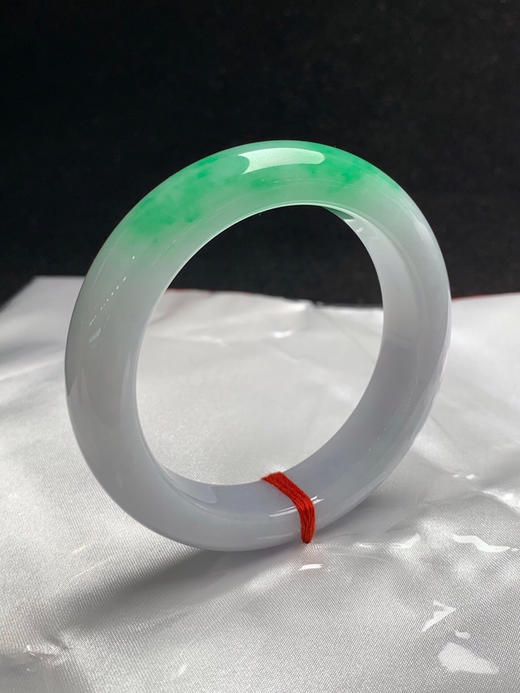 612979，55圈口，细糯飘绿正圈平安镯，白底飘一截阳绿，条形厚装，底子细腻 商品图1