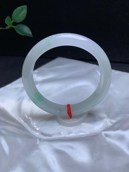 612977，58飘绿正圈手镯，底子均匀细腻，飘一些清新绿 商品图5