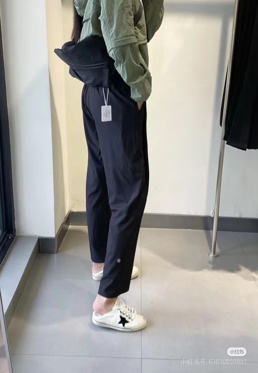 原单正品𝐋𝐮𝐥𝐮𝐥𝐞𝐦𝐨𝐧露露FW22 Swift™面料 Pull-On 纯色束腰中23"针织运动裤女款

黑色，尺码4 6 8 10 商品图8