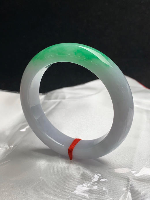 612979，55圈口，细糯飘绿正圈平安镯，白底飘一截阳绿，条形厚装，底子细腻 商品图2