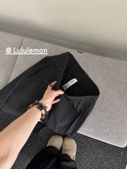 原单正品𝐋𝐮𝐥𝐮𝐥𝐞𝐦𝐨𝐧露露FW22 Swift™面料 Pull-On 纯色束腰中23"针织运动裤女款

黑色，尺码4 6 8 10 商品图4