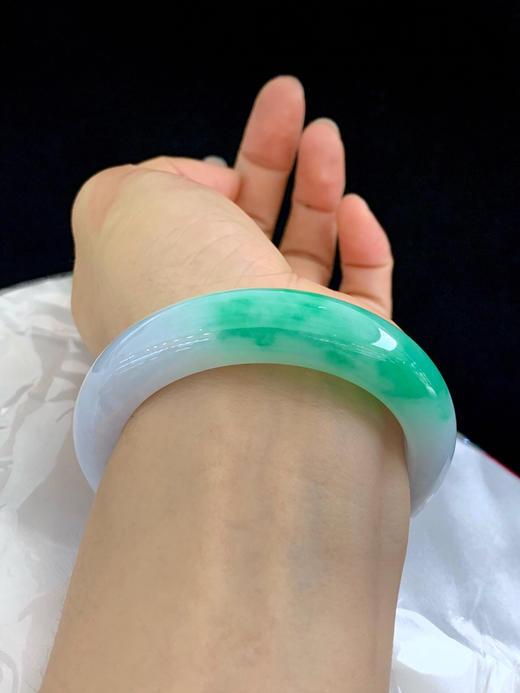 612979，55圈口，细糯飘绿正圈平安镯，白底飘一截阳绿，条形厚装，底子细腻 商品图5