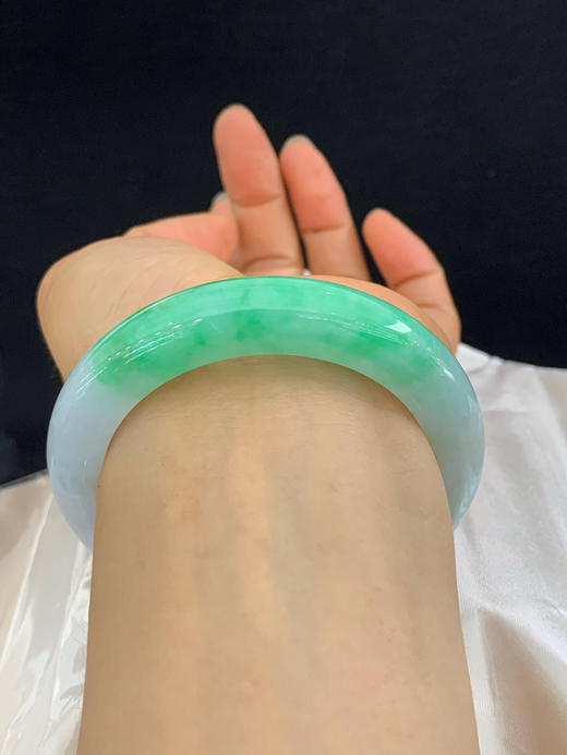 612980，55.2圈口，细糯飘绿正圈平安镯，白底飘绿，窄条秀气条形 商品图5