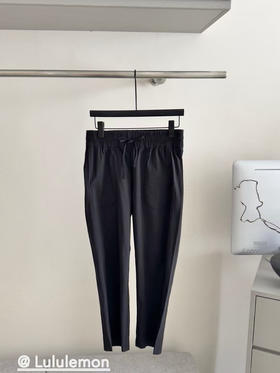 原单正品𝐋𝐮𝐥𝐮𝐥𝐞𝐦𝐨𝐧露露FW22 Swift™面料 Pull-On 纯色束腰中23"针织运动裤女款

黑色，尺码4 6 8 10