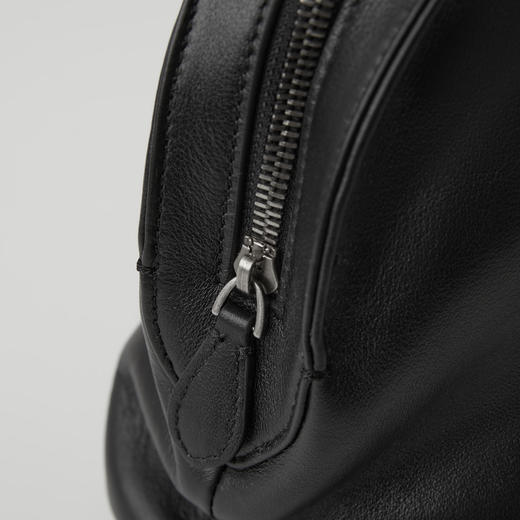 ROMI STUDIO实用主义松软质感  100%牛皮云朵保龄球包RWCLP32911 商品图4