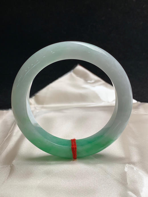 612980，55.2圈口，细糯飘绿正圈平安镯，白底飘绿，窄条秀气条形 商品图3