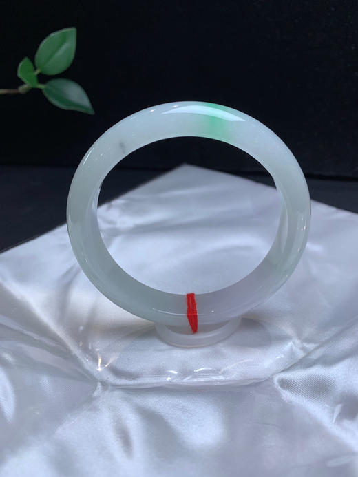 612977，58飘绿正圈手镯，底子均匀细腻，飘一些清新绿 商品图0