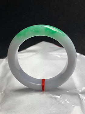 612979，55圈口，细糯飘绿正圈平安镯，白底飘一截阳绿，条形厚装，底子细腻