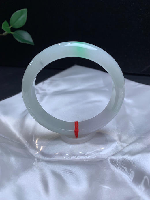 612977，58飘绿正圈手镯，底子均匀细腻，飘一些清新绿 商品图2