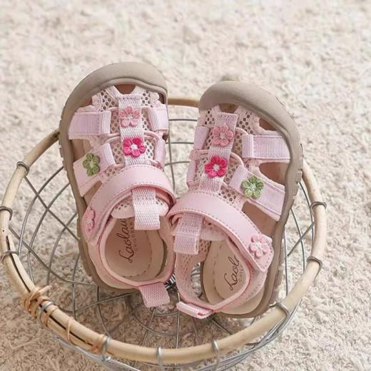 🌈姐妹们快看👀！AFJI 2025 夏季新款童鞋杀疯了！！🌿【AFJI夏季新款魔术贴设计刺绣小花凉鞋858】 ❤️这双刺绣小花凉鞋一整个把我拿捏住，🔥哪个小女孩能拒绝这么梦幻的夏日战靴啊✨ 商品图4