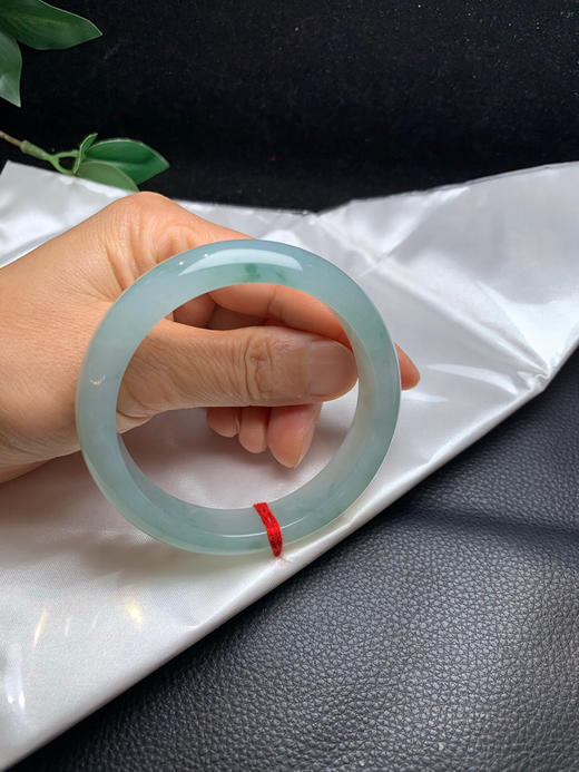 612983，58.5冰飘花手镯，整条底妆非常细腻干净， 胶胶润润的，飘清新蓝花 商品图5