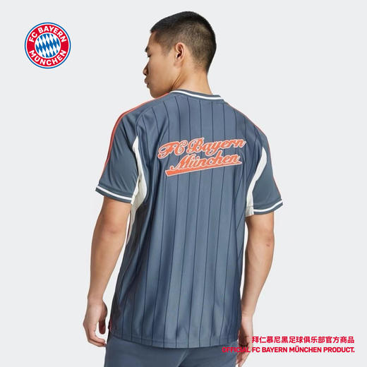 【官网同款】拜仁慕尼黑足球俱乐部丨深青灰拜仁文化棒球风球衣背后字母短袖 商品图4