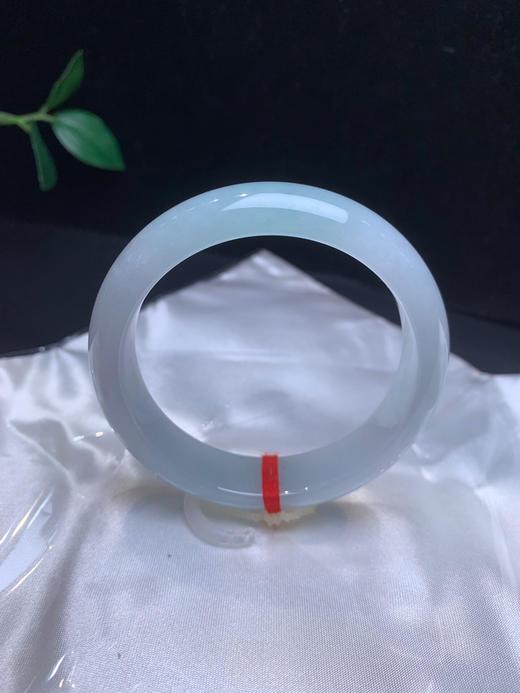 612984，55.5带绿底正圈手镯，清新干净，整条底妆很细腻，一节淡绿底，干净 商品图2