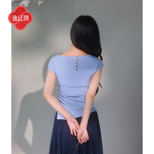 逸红颜博初2025夏新款冰感醋酸羊毛抽褶一字领针织衫新中式上衣女 商品图4