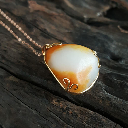 【天然正品】AU750黄金镶天然新疆籽料独籽真皮随形和田玉吊坠项链31.1*20.0*13.4MM（皆取最大值）女士现售价：3880！100525NJM03 商品图5