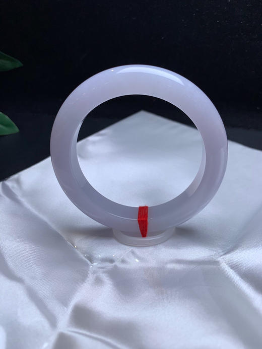 612989，58.5淡紫底手镯 。整体带紫底，粉粉嫩嫩的，干净清爽 商品图0