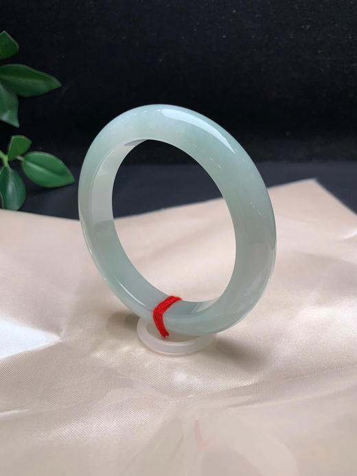 612987，57 淡晴底手镯，底子很细腻，整条淡绿底色。清新干净 商品图1