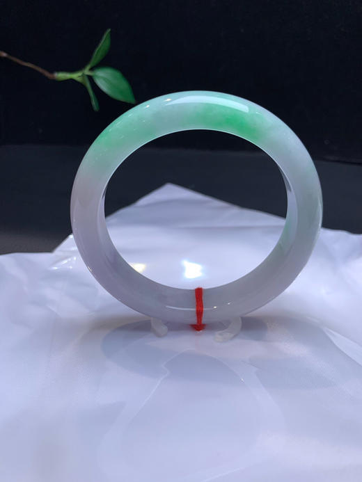 612992，58.5 飘绿手镯，俗称：白底青，一大截阳绿色，整条干净清爽 商品图1