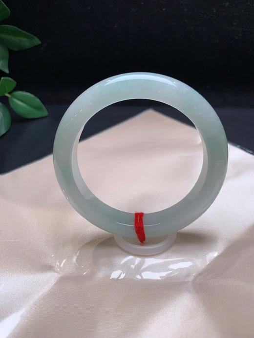 612987，57 淡晴底手镯，底子很细腻，整条淡绿底色。清新干净 商品图0