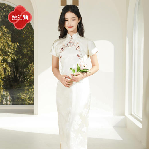 逸红颜玉茗2025夏新款软缎子略宽松显腰身版复古如意纹刺绣旗袍 商品图3