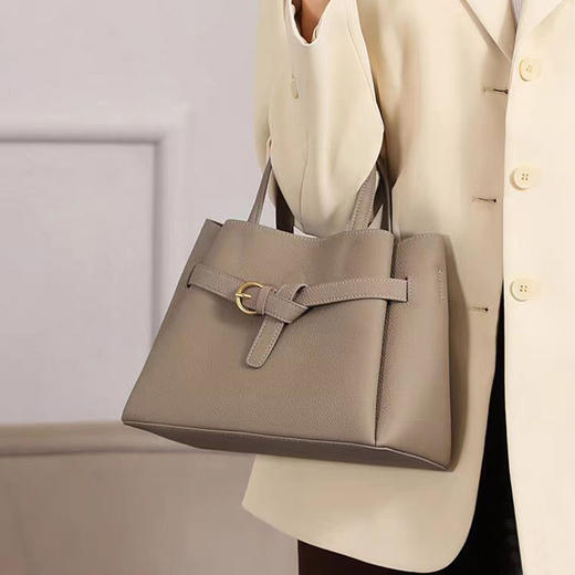 【预售3天】2025新款单肩斜跨包包女托斯卡纳质感时尚手提包YJ8223 商品图1