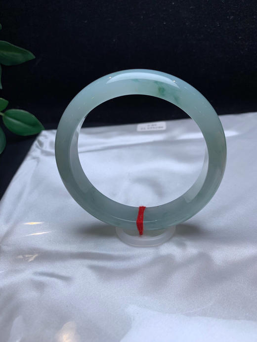 612983，58.5冰飘花手镯，整条底妆非常细腻干净， 胶胶润润的，飘清新蓝花 商品图0