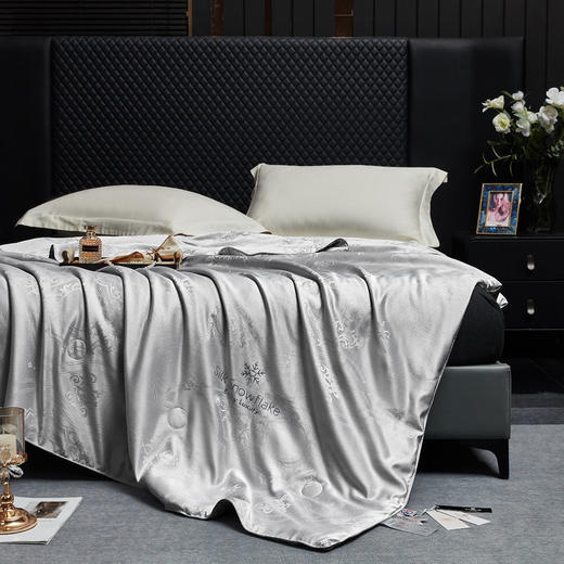 【破价秒杀！高奢专柜品质捡漏】格兰薇高端蚕丝雪绒被｜60支贡缎大提花+中东ab钻颜值爆表（蚕丝雪绒填充，轻盈舒适亲肤~）基地直邮 商品图3