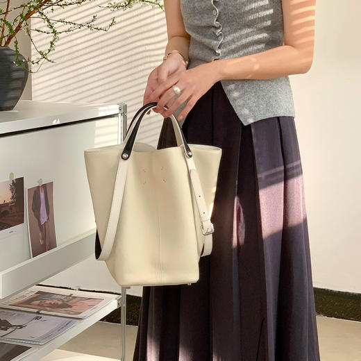【预售3天】百搭通勤手提水桶包女2025新款小众手拎大容量单肩托特包S3657 商品图1