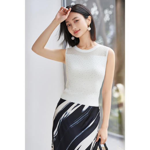 「碎钻星河」针织背心 自带高光！细腻重工烫钻在阳光下超耀眼，修身软弹不勒 无袖设计肩颈超显比例 米思阳2026春季新品无袖针织衫修身打底衫女1906 商品图3