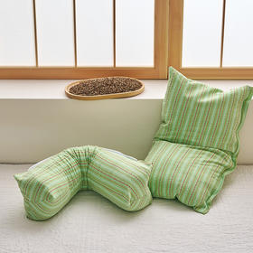 royal down荞麦壳三角枕，草本荞麦壳填充透气不发霉，三角形状物理牵引、拉伸肩颈。100全棉可拆卸枕套，舒适亲肤