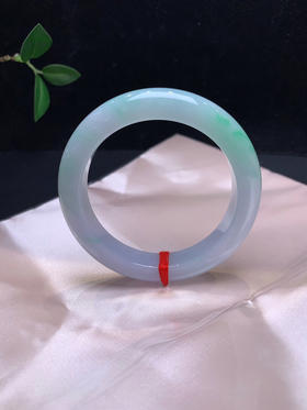 612995，56.2 淡春彩手镯，淡紫底色，飘阳绿色，底子特别细