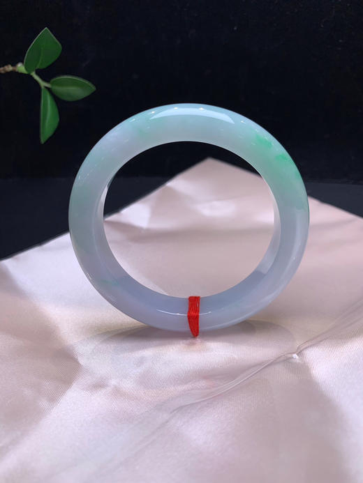 612995，56.2 淡春彩手镯，淡紫底色，飘阳绿色，底子特别细 商品图0