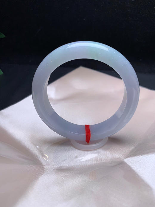 612982，57.5紫罗兰飘绿手镯，整圈带紫，飘淡雅的绿。整体干净清爽，底妆细 商品图1