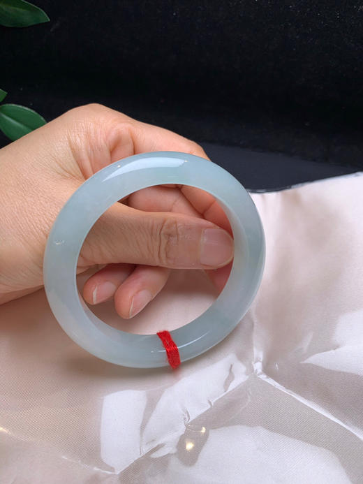 612987，57 淡晴底手镯，底子很细腻，整条淡绿底色。清新干净 商品图5