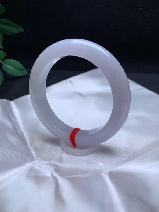 612986，57.2 淡紫罗兰手镯。整体底妆清爽细腻，一截淡紫滴，干净 商品图1