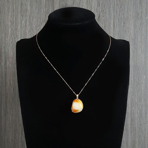 【天然正品】AU750黄金镶天然新疆籽料独籽真皮随形和田玉吊坠项链31.1*20.0*13.4MM（皆取最大值）女士现售价：3880！100525NJM03 商品图8