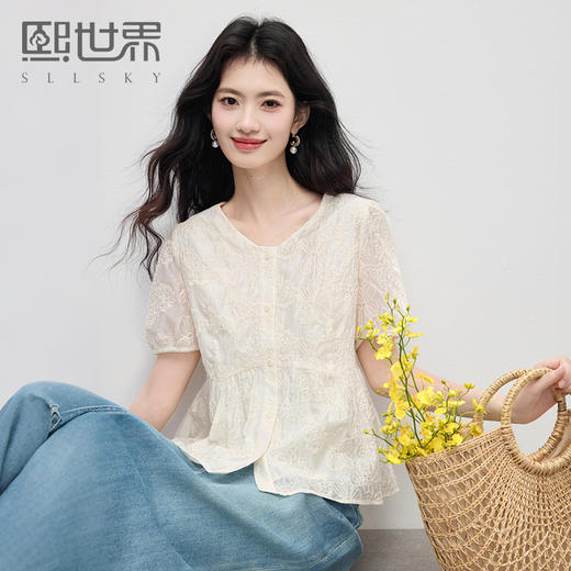 【夏日新品】熙世界莱赛尔绣花V领衬衫女夏日法式精致淡人穿搭气质泡泡袖上衣 商品图0