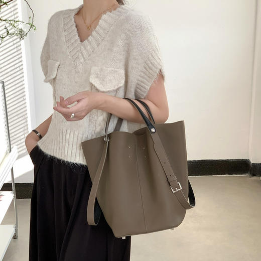 【预售3天】百搭通勤手提水桶包女2025新款小众手拎大容量单肩托特包S3657 商品图2