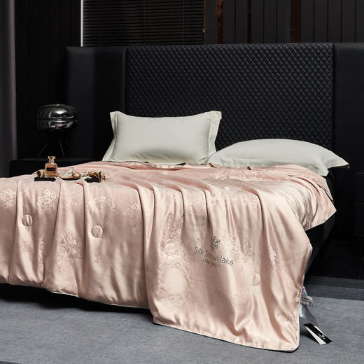 【破价秒杀！高奢专柜品质捡漏】格兰薇高端蚕丝雪绒被｜60支贡缎大提花+中东ab钻颜值爆表（蚕丝雪绒填充，轻盈舒适亲肤~）基地直邮 商品图0