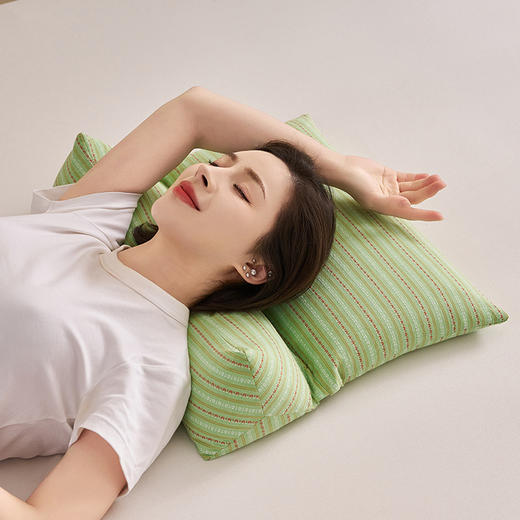 royal down荞麦壳三角枕，草本荞麦壳填充透气不发霉，三角形状物理牵引、拉伸肩颈。100全棉可拆卸枕套，舒适亲肤 商品图1