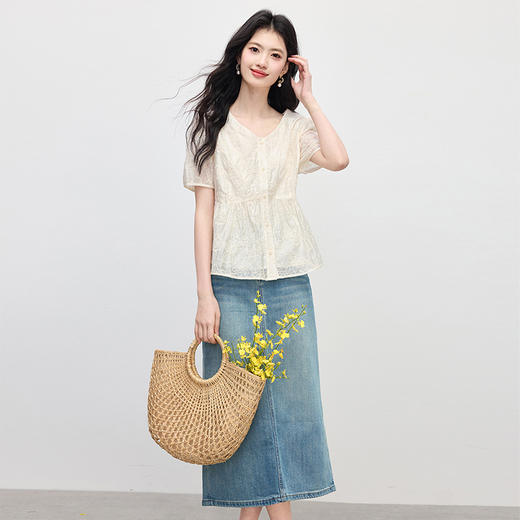 【夏日新品】熙世界莱赛尔绣花V领衬衫女夏日法式精致淡人穿搭气质泡泡袖上衣 商品图3