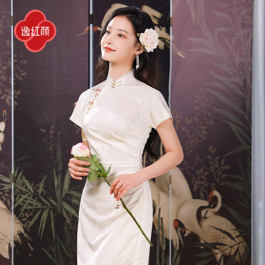 逸红颜莉雅2025夏新款丝滑缎子手推猫咪刺绣抽褶轻国风改良旗袍女 商品图2