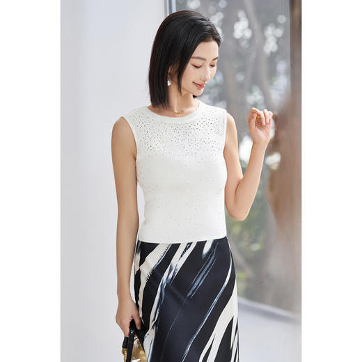 「碎钻星河」针织背心 自带高光！细腻重工烫钻在阳光下超耀眼，修身软弹不勒 无袖设计肩颈超显比例 米思阳2026春季新品无袖针织衫修身打底衫女1906 商品图4